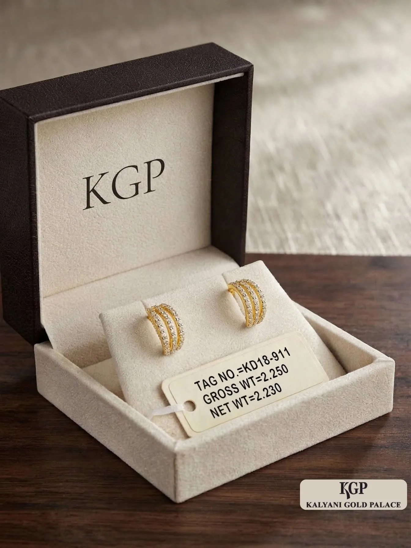 Elvara Triple-Line Radiance Gold Earrings